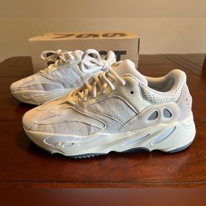 Adidas Yeezy Boost 700